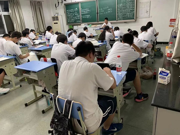 杭州師范大學(xué)附屬中學(xué)國際部學(xué)生的一天