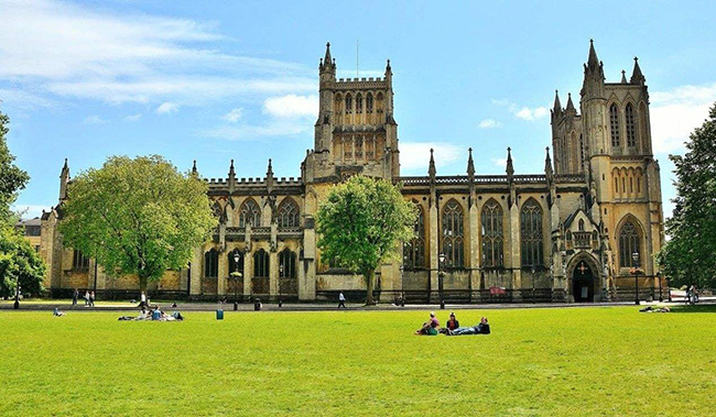 英國大學(xué)秋季入學(xué)時(shí)間，做完十月份開學(xué)